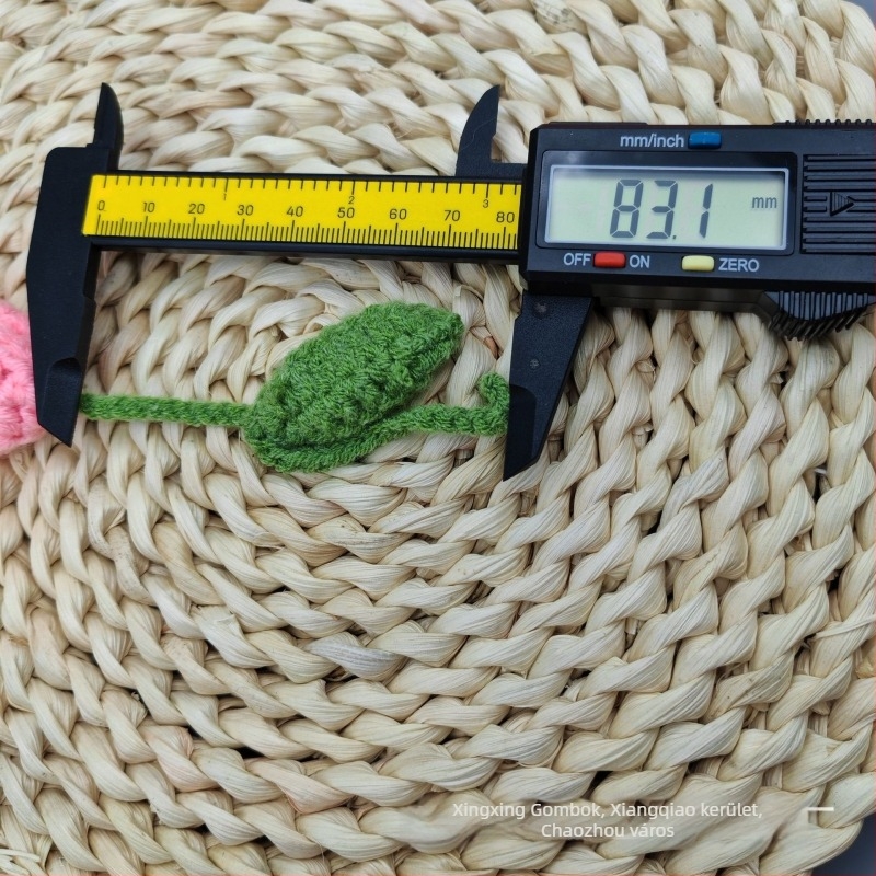 Kézzel horgolt tulipán alakú virág, pamutból készült textilkiegészítő, hátizsákmedál és otthoni dekoráció