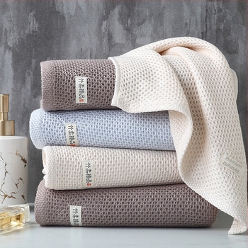 Bambuszrostból készült arctörölköző, puha és nedvszívó, méhsejt mintázatú, modell 2221; anyag: 70% cellulóz rost, 30% pamut; 21-count fonal; sík szövés; súly: 50-80 g