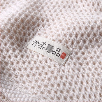 Bambuszrostból készült arctörölköző, puha és nedvszívó, méhsejt mintázatú, modell 2221; anyag: 70% cellulóz rost, 30% pamut; 21-count fonal; sík szövés; súly: 50-80 g