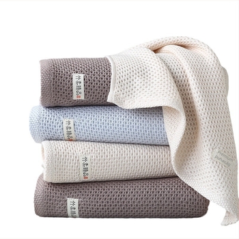 Bambuszrostból készült arctörölköző, puha és nedvszívó, méhsejt mintázatú, modell 2221; anyag: 70% cellulóz rost, 30% pamut; 21-count fonal; sík szövés; súly: 50-80 g