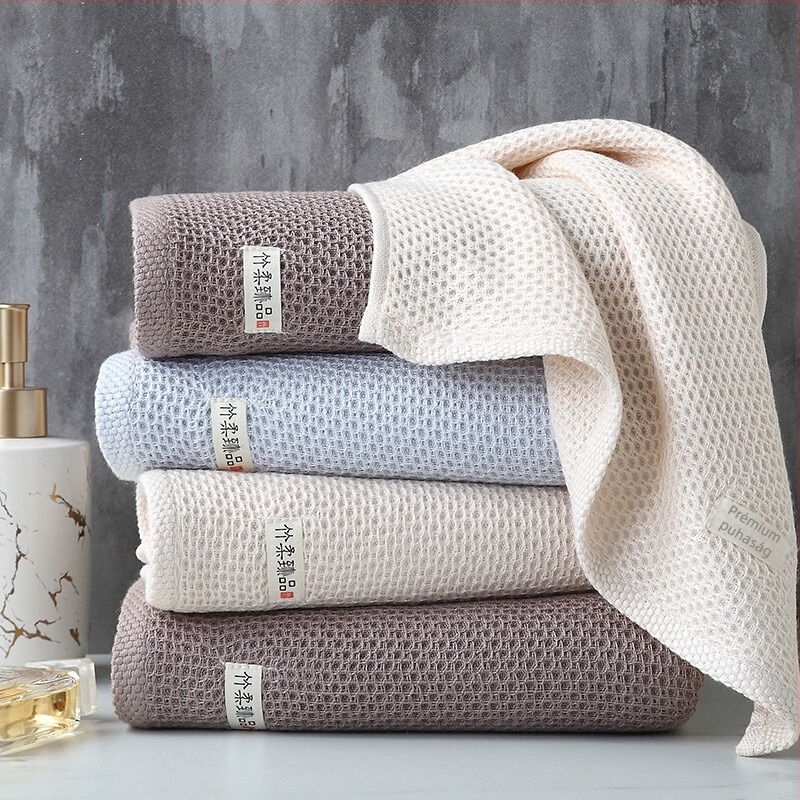 Bambuszrostból készült arctörölköző, puha és nedvszívó, méhsejt mintázatú, modell 2221; anyag: 70% cellulóz rost, 30% pamut; 21-count fonal; sík szövés; súly: 50-80 g