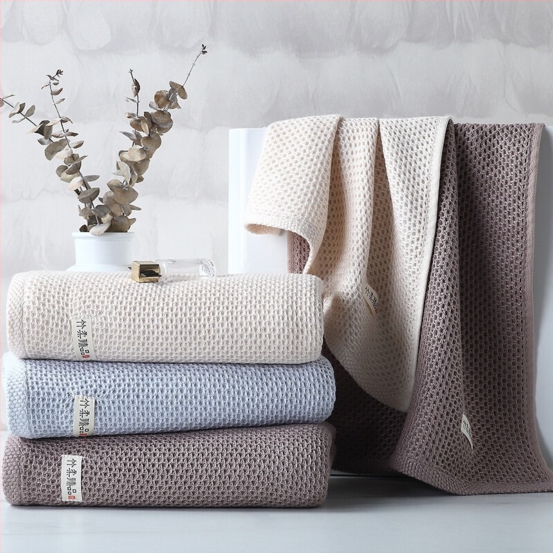 Bambuszrostból készült arctörölköző, puha és nedvszívó, méhsejt mintázatú, modell 2221; anyag: 70% cellulóz rost, 30% pamut; 21-count fonal; sík szövés; súly: 50-80 g