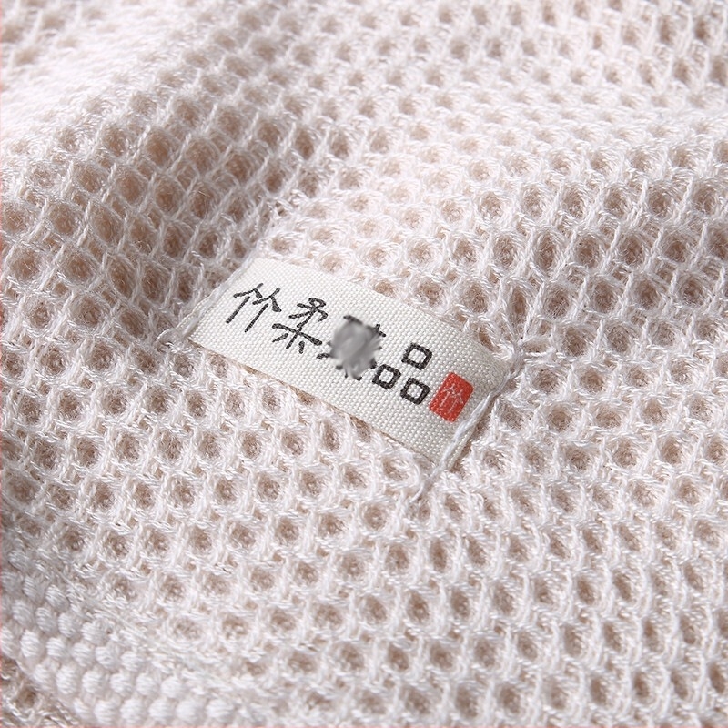 Bambuszrostból készült arctörölköző, puha és nedvszívó, méhsejt mintázatú, modell 2221; anyag: 70% cellulóz rost, 30% pamut; 21-count fonal; sík szövés; súly: 50-80 g