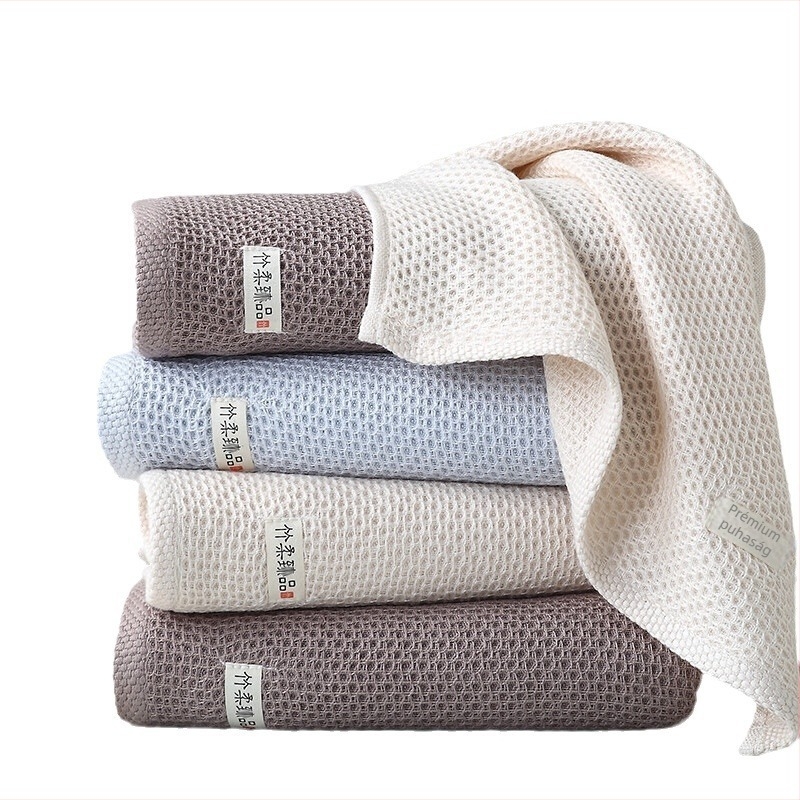 Bambuszrostból készült arctörölköző, puha és nedvszívó, méhsejt mintázatú, modell 2221; anyag: 70% cellulóz rost, 30% pamut; 21-count fonal; sík szövés; súly: 50-80 g