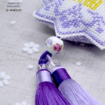 Autómedál keresztszemes hímzéssel és gyöngyökkel, pastorális stílus, 9ct keresztszemes anyag, Unique márka, műanyag lemez