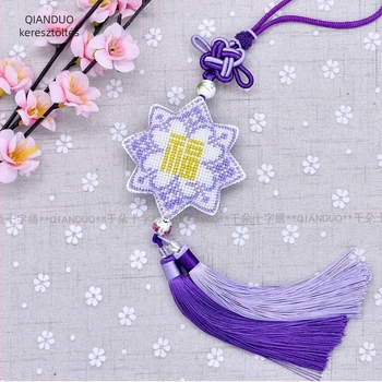 Autómedál keresztszemes hímzéssel és gyöngyökkel, pastorális stílus, 9ct keresztszemes anyag, Unique márka, műanyag lemez