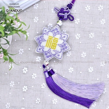 Autómedál keresztszemes hímzéssel és gyöngyökkel, pastorális stílus, 9ct keresztszemes anyag, Unique márka, műanyag lemez