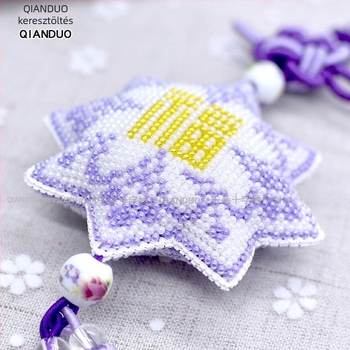 Autómedál keresztszemes hímzéssel és gyöngyökkel, pastorális stílus, 9ct keresztszemes anyag, Unique márka, műanyag lemez