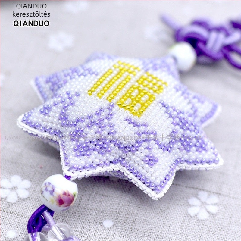 Autómedál keresztszemes hímzéssel és gyöngyökkel, pastorális stílus, 9ct keresztszemes anyag, Unique márka, műanyag lemez