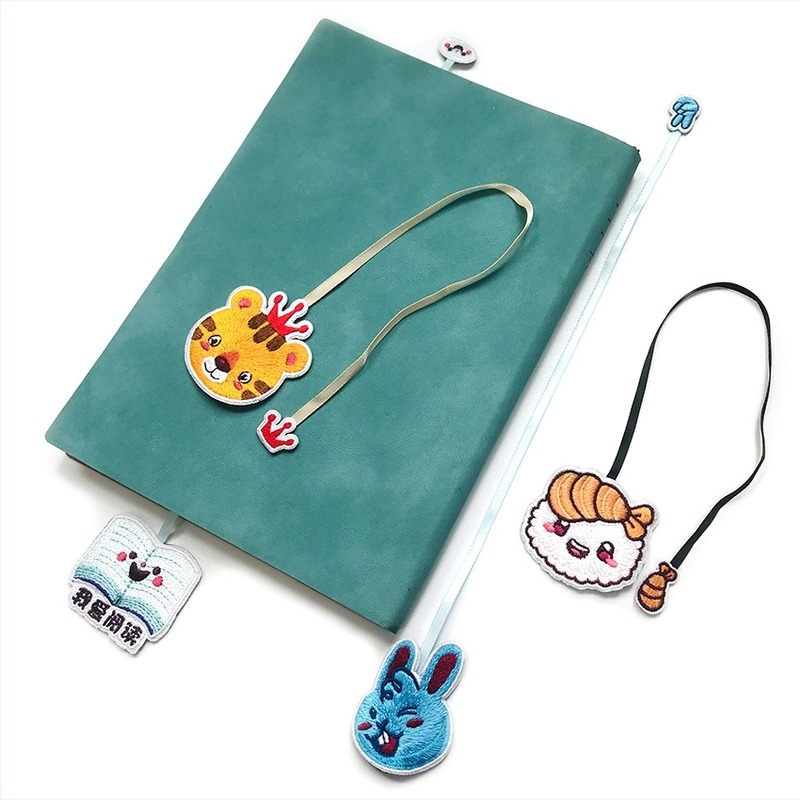 Textilt könyvjelző hímzett, poliészter, rajzfilm/anime minta, modern letisztult stílus, kész termék, másik hímzési típus