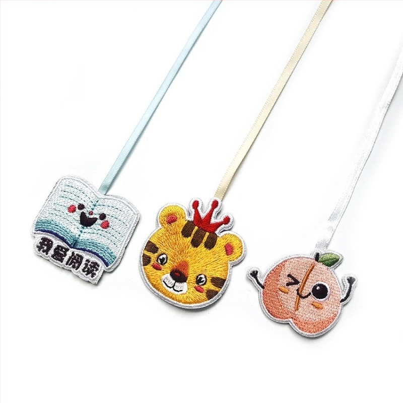 Textilt könyvjelző hímzett, poliészter, rajzfilm/anime minta, modern letisztult stílus, kész termék, másik hímzési típus