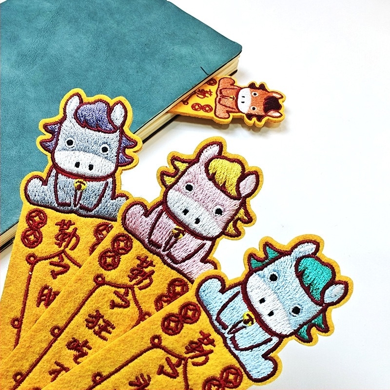 Textilt könyvjelző hímzett, poliészter, rajzfilm/anime minta, modern letisztult stílus, kész termék, másik hímzési típus