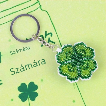 Kulcstartó gyöngyhímzéssel, keresztszemes technikával, virágos-fű mintával, 14CT, pastoraális stílus