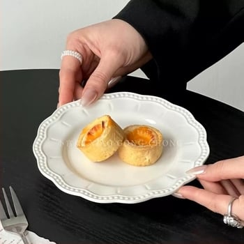 Lapos kerámia tál szabálytalan éleivel, domborított csíkos mintázattal, modern minimalist stílus