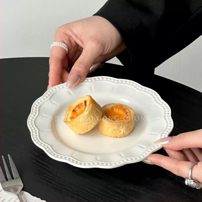 Lapos kerámia tál szabálytalan éleivel, domborított csíkos mintázattal, modern minimalist stílus