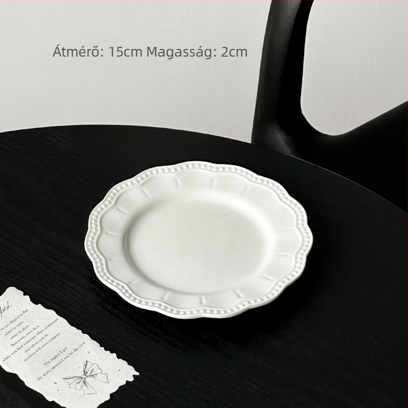 Lapos kerámia tál szabálytalan éleivel, domborított csíkos mintázattal, modern minimalist stílus