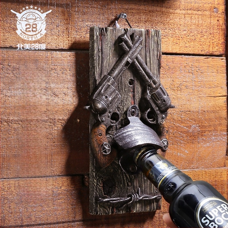 Üvegnyitó - Kétpisztoly formájú, gyanta, rajzfilm-stílusú dekoráció otthoni bárhoz (Anyag: Gyanta; Stílus: Rajzfilm; Téma: Fegyverek; Alkalmazás: Dekoráció)