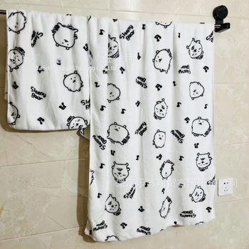 Rajzolt medve Cartoon Coral fleece fürdőlepedő készlet — tartalmaz fürdőlepedőt és arctörölközőt, nedvszívó, bolyhos, nyomtatott (Anyag: Coral Fleece; Szálak: 32; Tömeg: 80–100 g; Feldolgozás: Nyomtatás)