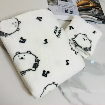 Rajzolt medve Cartoon Coral fleece fürdőlepedő készlet — tartalmaz fürdőlepedőt és arctörölközőt, nedvszívó, bolyhos, nyomtatott (Anyag: Coral Fleece; Szálak: 32; Tömeg: 80–100 g; Feldolgozás: Nyomtatás)