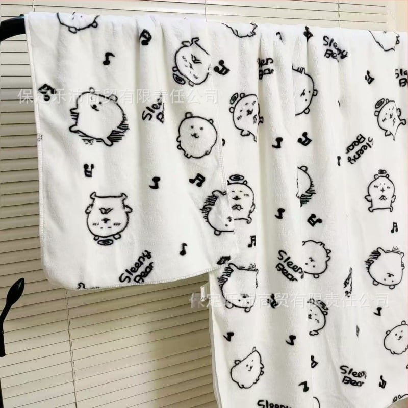 Rajzolt medve Cartoon Coral fleece fürdőlepedő készlet — tartalmaz fürdőlepedőt és arctörölközőt, nedvszívó, bolyhos, nyomtatott (Anyag: Coral Fleece; Szálak: 32; Tömeg: 80–100 g; Feldolgozás: Nyomtatás)