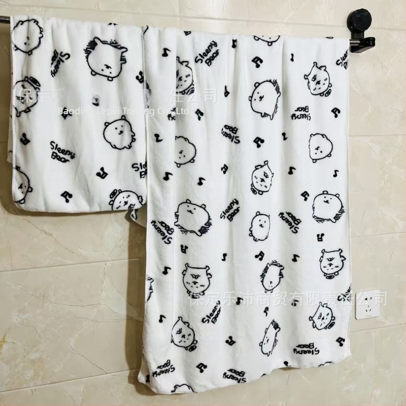 Rajzolt medve Cartoon Coral fleece fürdőlepedő készlet — tartalmaz fürdőlepedőt és arctörölközőt, nedvszívó, bolyhos, nyomtatott (Anyag: Coral Fleece; Szálak: 32; Tömeg: 80–100 g; Feldolgozás: Nyomtatás)