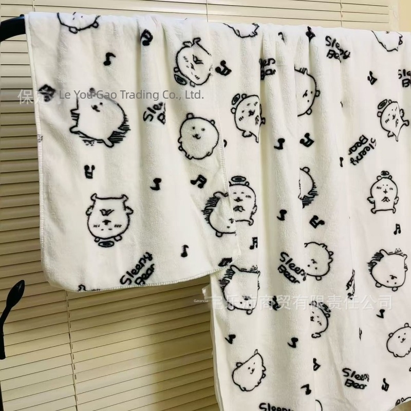 Rajzolt medve Cartoon Coral fleece fürdőlepedő készlet — tartalmaz fürdőlepedőt és arctörölközőt, nedvszívó, bolyhos, nyomtatott (Anyag: Coral Fleece; Szálak: 32; Tömeg: 80–100 g; Feldolgozás: Nyomtatás)