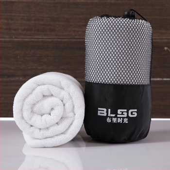 Pamut fitnesz törölköző – 200 g, logó nyomtatás, hímzés és jacquard szövet, nedvszívó 5–10 mp