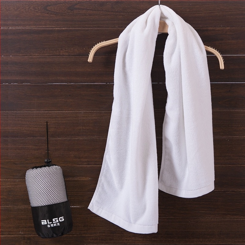 Pamut fitnesz törölköző – 200 g, logó nyomtatás, hímzés és jacquard szövet, nedvszívó 5–10 mp