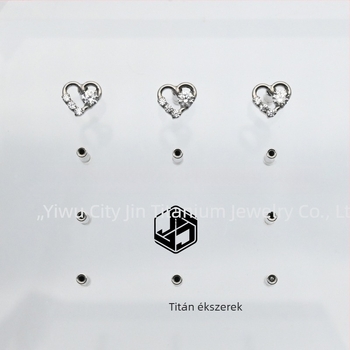 Ajak stud fülbevaló szív alakú kivágással, cirkón, ASTM F-136 titániumötvözet, mikro rögzítés