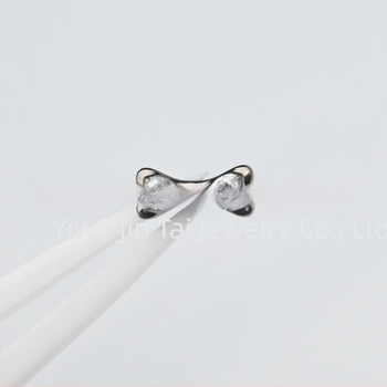 Ajakcsúró fülbevaló kutya csont formájú cirkóniával, titánötvözet ASTM F-136, mikropavé felület, Zootopia sorozat