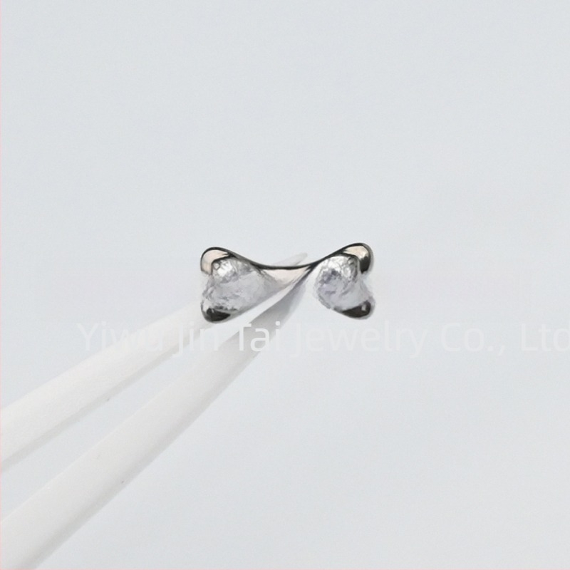 Ajakcsúró fülbevaló kutya csont formájú cirkóniával, titánötvözet ASTM F-136, mikropavé felület, Zootopia sorozat