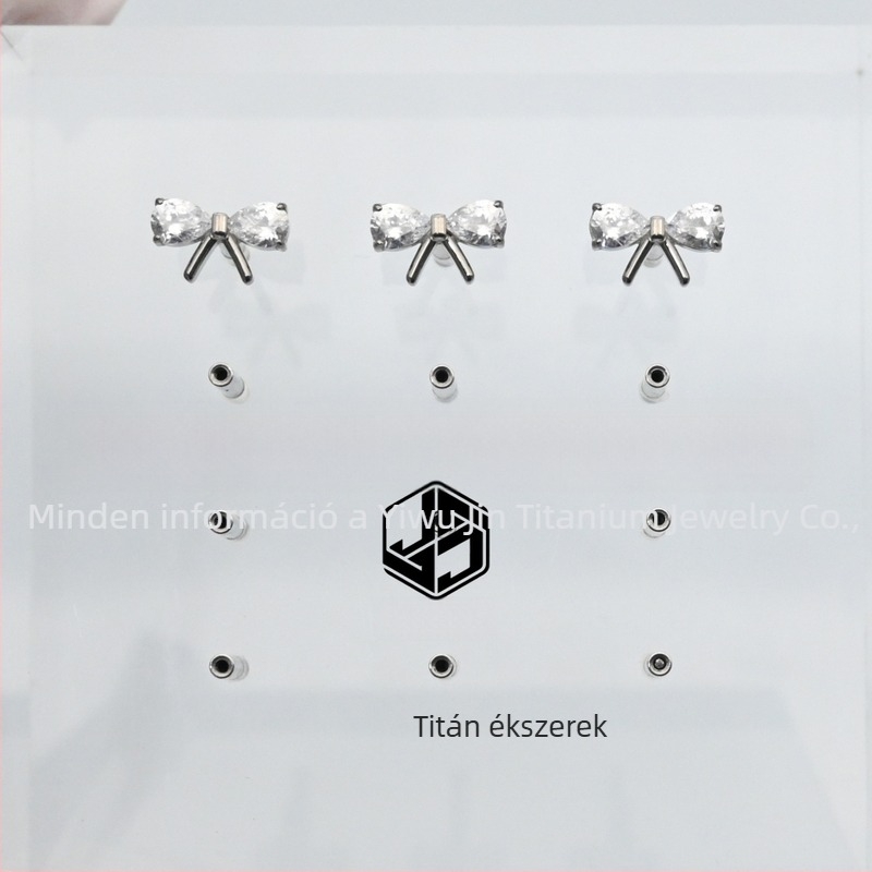 Csokornyakkendő alakú fülbevaló fehér kristállyal, implantálható titánötvözetből, gyémántvágott felülettel, uniszex japán-koreai stílus