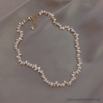 Édesvízi gyöngyökből készült nyaklánc, különleges alakú gyönggyel, ötvözetes lánccal; medál gyöngyből