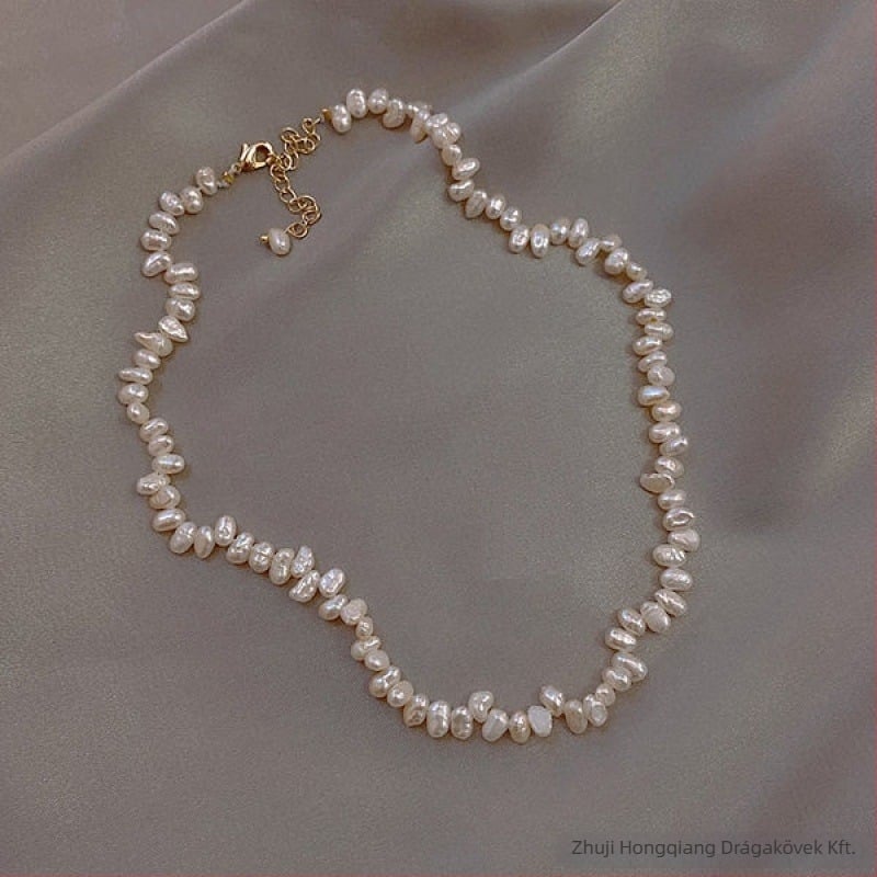 Édesvízi gyöngyökből készült nyaklánc, különleges alakú gyönggyel, ötvözetes lánccal; medál gyöngyből