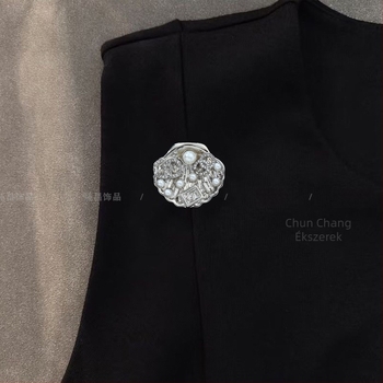 Ötvözet brooch gyöngy és dupla betűkkel, uniszex dizájn, electroplatinált felület, könnyed luxus stílus