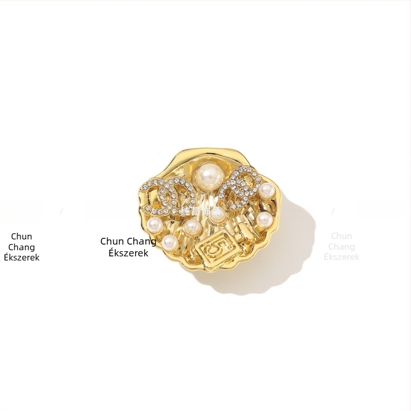 Ötvözet brooch gyöngy és dupla betűkkel, uniszex dizájn, electroplatinált felület, könnyed luxus stílus