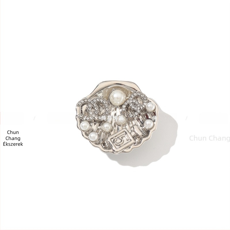 Ötvözet brooch gyöngy és dupla betűkkel, uniszex dizájn, electroplatinált felület, könnyed luxus stílus