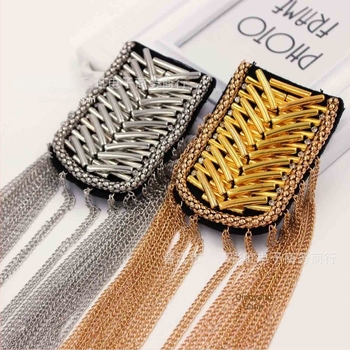 Színpadi ruházat-kiegészítő: bojtos váll-epolett fémes díszítéssel, koreai stílusú, uniszex (Anyag: Keverék; Stílus: Koreai, Uniszex; Díszítés: Bojt; Kezelés: Elektrolitikus platinázás; Kristály: Fehér kristály)