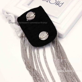 Színpadi ruházat-kiegészítő: bojtos váll-epolett fémes díszítéssel, koreai stílusú, uniszex (Anyag: Keverék; Stílus: Koreai, Uniszex; Díszítés: Bojt; Kezelés: Elektrolitikus platinázás; Kristály: Fehér kristály)