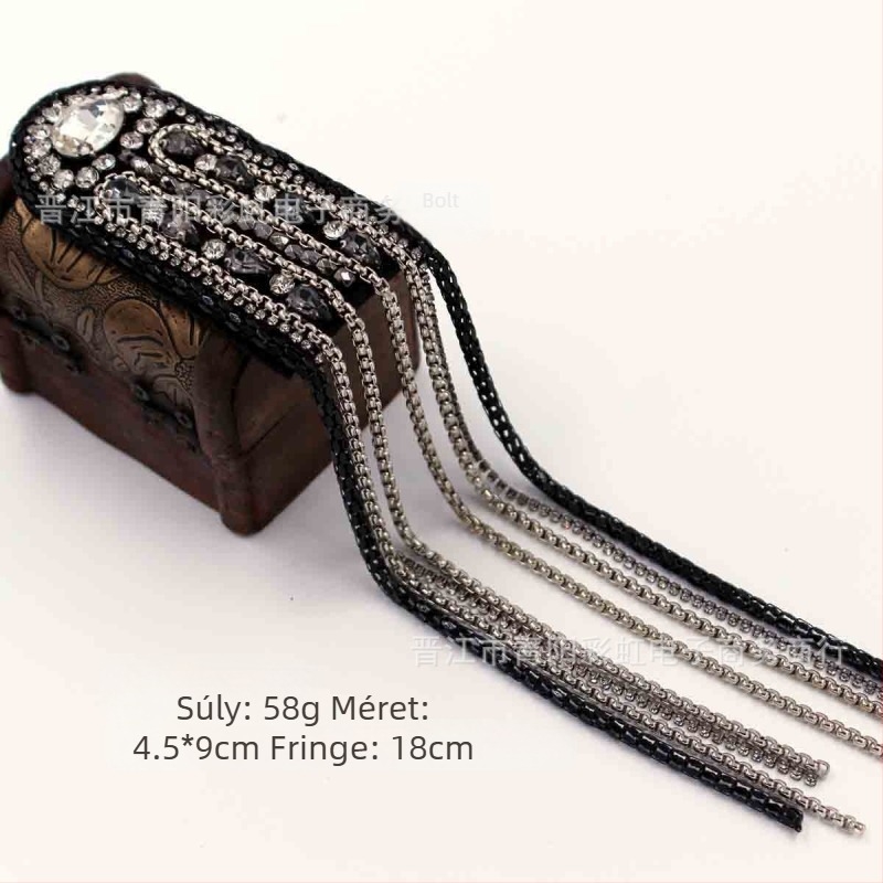 Színpadi ruházat-kiegészítő: bojtos váll-epolett fémes díszítéssel, koreai stílusú, uniszex (Anyag: Keverék; Stílus: Koreai, Uniszex; Díszítés: Bojt; Kezelés: Elektrolitikus platinázás; Kristály: Fehér kristály)