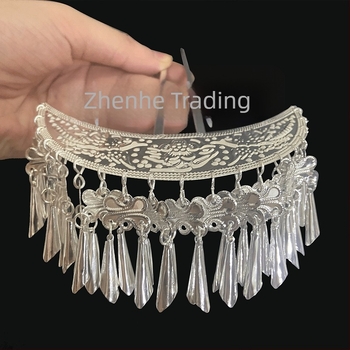 Etnikus stílusú fejfedő, fém anyagból, bojt alakú hajtű, elektroplakálásos kivitel, 2025 tavasza (Anyaga: fém; Stílus: etnikus; Formája: bojt; Feldolgozás: elektroplakálás; Megjelenés: 2025 tavasza)