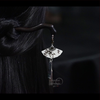 Hajcsat — retro stílusú, ébenfa hajtű bambuszleveles, fan-alakú dizájn és kagylómedál díszítés, 2024 ősz