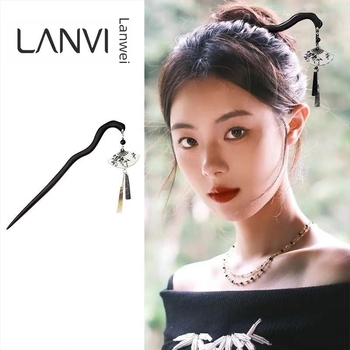 Hajcsat — retro stílusú, ébenfa hajtű bambuszleveles, fan-alakú dizájn és kagylómedál díszítés, 2024 ősz