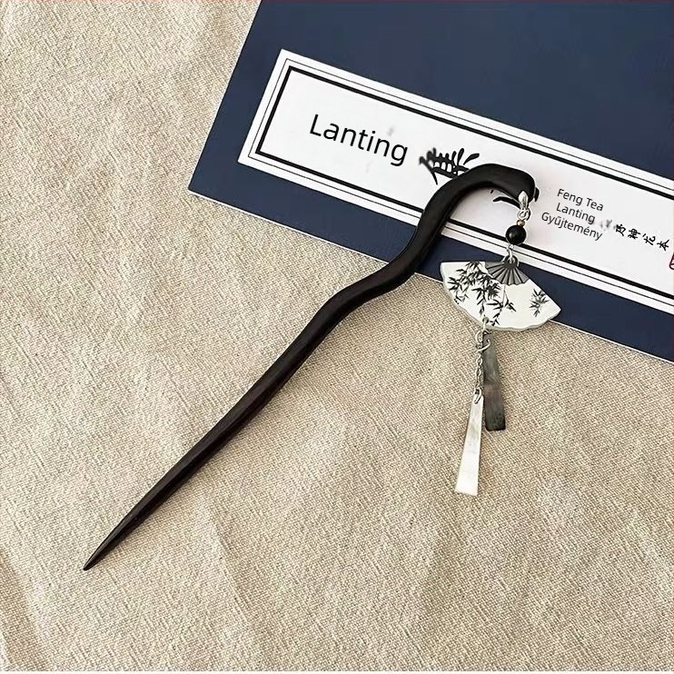 Hajcsat — retro stílusú, ébenfa hajtű bambuszleveles, fan-alakú dizájn és kagylómedál díszítés, 2024 ősz