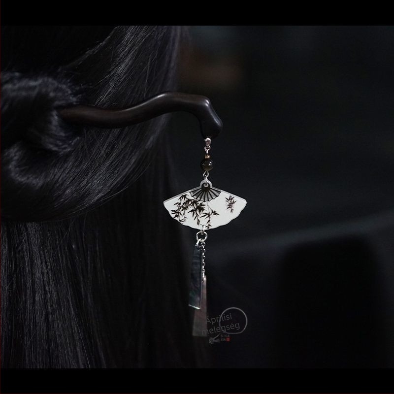 Hajcsat — retro stílusú, ébenfa hajtű bambuszleveles, fan-alakú dizájn és kagylómedál díszítés, 2024 ősz