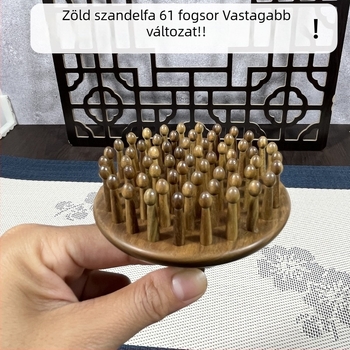 Szantálfa fából készült fésű vastagabb fogakkal a hajápoláshoz és a fejbőr masszázsához — ajándékcsomag