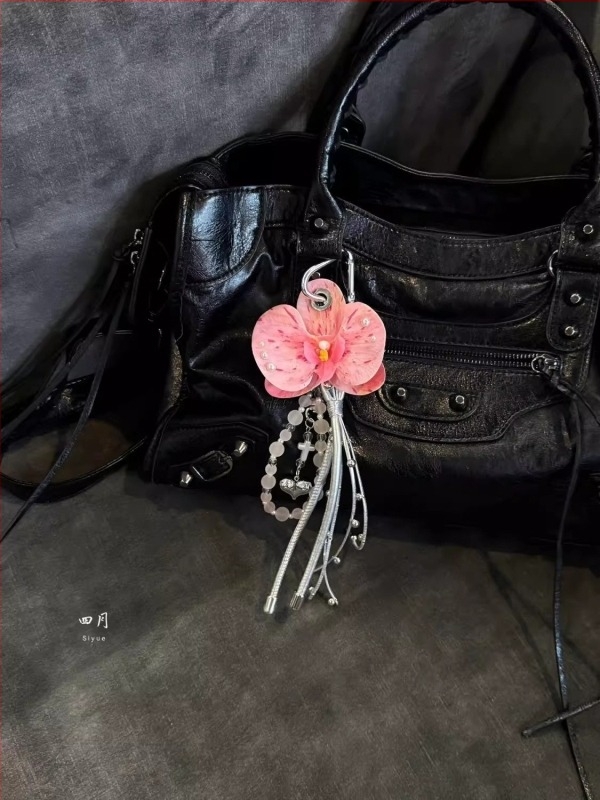 Táska medál - kézzel készített gyöngyös tassel gyöngysorral, Phalaenopsis orchid, középkori stílus, irodalmi retro, 2025 ősz kiadás