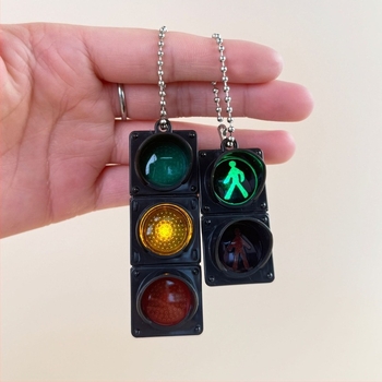 LED forgalmi lámpa kulcstartó és táskadísz, műanyag világító játék, 14+ korosztály számára