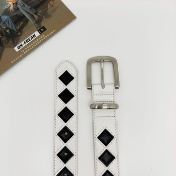 Valódi bőrből készült öv checkerboard mintával; övcsat ötvözet; zárás tűs csattal; uniszex, IN-stílus, személyes tendencia; nyár 2024