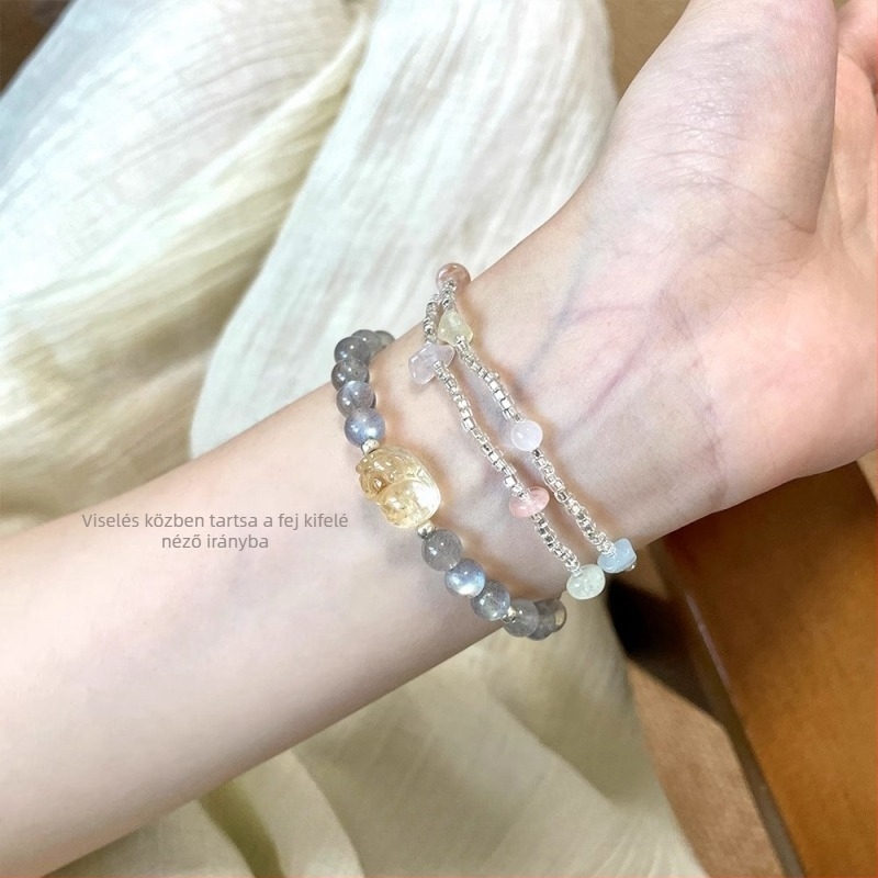 Karkötő citrin kristállyal, oldalsó kövek holdkővel, ötvözetből készült részletek, megfizethető luxus stílus, 2024 őszén debütált